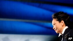 资料照:中国领导人习近平的夫人彭丽媛在法国巴黎参观联合国科教文组织总部。(2014年3月27日)