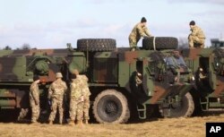 资料照片:最近被部署到波兰的美国陆军第82空降师的军人在波兰东南部的一处军用机场设立营地。(2022年2月12日)