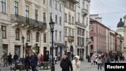 乌克兰民众在利沃夫市区街头行走(2022年2月15日)