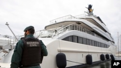 2022年4月4日,在西班牙马略卡岛帕尔马市,国民警卫队守在名为“探戈”的游艇旁。西班牙当局应美国政府请求扣押了俄罗斯寡头维克塞尔伯格拥有的这艘游艇。