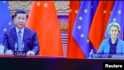 中国国家主席习近平和欧盟委员会主席冯德莱恩在比利时布鲁塞尔的欧洲理事会大楼举行了欧盟中国峰会(2022年4月1日)。