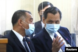 2022年3月10日,在俄罗斯入侵乌克兰之际,台湾国防部长邱国正和国安局长陈明通(右)在台湾立法院备询时交谈。