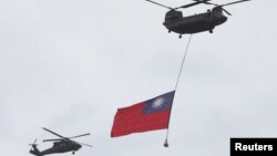 资料照：台湾军机在庆祝双十节时悬挂台湾旗帜飞越台北上空。（2020年10月10日）