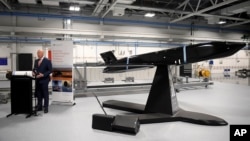 澳大利亚国防部长彼得∙杜顿在悉尼站在一枚反舰导弹旁发表讲话。(2022年4月5日)