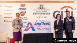 美国在台协会台北办事处处长孙晓雅(Sandra Oudkirk,左)2022年3月31日出席台湾美国商会活动。(照片来自台湾总统蔡英文推特账号)