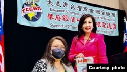 北美洲台湾商会联合总会总会长张圣仪与美国伊利诺州联邦参议员达克沃斯合影(2022年3月31日)(华府经贸叩门之旅宣达团提供)