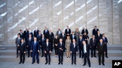 美国总统拜登(前右三)与北约盟国领导人在布鲁塞尔北约总部举行峰会前合影。(2022年3月24日)