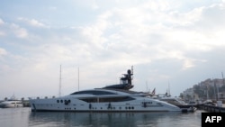 资料照片:停靠在因佩里亚的码头、被意大利当局扣押的俄罗斯寡头莫尔达索夫拥有的“Lady M”号游艇。(2022年3月5日)