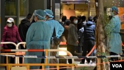 港府大幅提高违反强制检测及隔离检疫令的罚则,除了罚款最高可判监禁半年。 (美国之音汤惠芸)