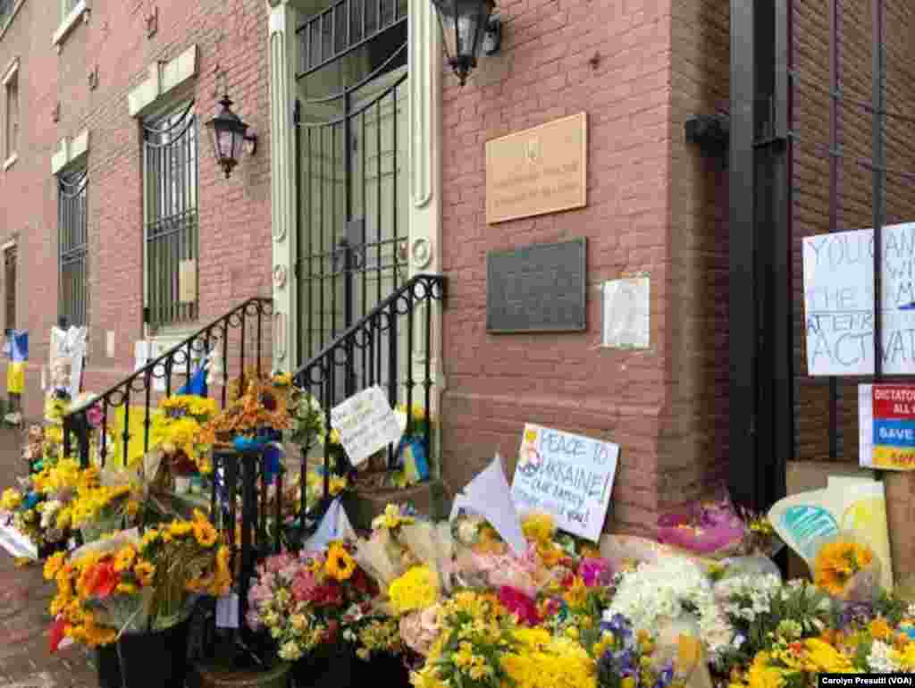 Flowers and notes of support were left outside the Ukraine Embassy in Washington, D.C, as Russia's invasion of Ukraine enters its third week, March 9, 2022. (Carolyn Presutti/VOA)