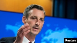 资料照:2022年3月10日,美国国务院发言人普赖斯在新闻发布会上讲话。(路透社)