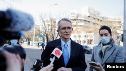 澳大利亚驻华大使傅关汉抵达审理澳大利亚记者成蕾案的北京第二中级人民法院。(2022年3月31日)