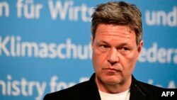 德国经济部长罗伯特·哈贝克在柏林七国集团经贸部长会议结束后对记者讲话(2022年3月28日)