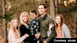 安·克拉克一家,安环抱中的孩子就是他们正准备领养的乌克兰孤儿小A(来源:Ann Clark)