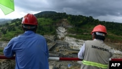 资料照:中国工人在斯里兰卡中部的莫拉加哈坎达地区观看一个耗资 2.52 亿美元的灌溉和水力发电项目工地。 (2015年1月26日)