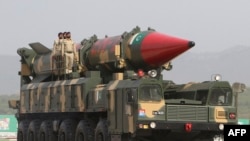 资料照:2022年3月23日,在伊斯兰堡举行的巴基斯坦国庆日阅兵式上展示的一辆巴基斯坦军用车辆携带远程弹道导弹“沙欣”。