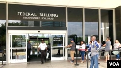 图为位于洛杉矶的联邦政府大楼外,人们正在排队等待获得办理护照服务 (美国之音2019年8月7日资料照)