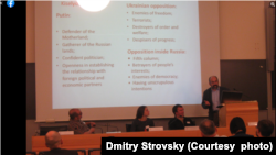 俄罗斯传媒学者Dima正在讲解媒体如何塑造普京与乌克兰的形象 (照片来源:Dmitry Strovsky个人脸书)