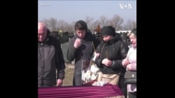 死于俄罗斯轰炸的大屠杀幸存者被安葬 