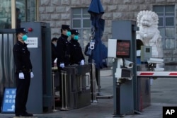 中国警察守卫着北京第二中级人民法院的一个入口。(2022年3月31日)