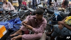 巴基斯坦卡拉奇一年轻人用手机在播放tictok抖音视频。(2020年7月21日)