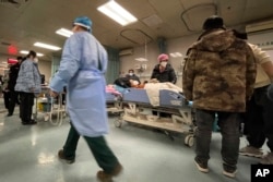 河北廊坊第四人民医院的新冠病人在接受治疗。(2022年12月22日)