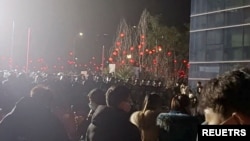 生产抗原检测试剂盒、全自动核酸提取仪等防疫产品的重庆大渡口中元汇吉药厂星期六(1月7日)出现数以百计的员工聚集在厂区游行抗议,一度警方发生冲突。