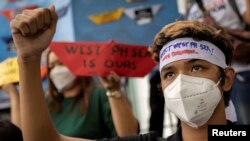 菲律宾人在中国驻马尼拉大使馆前示威。(路透社2022年7月12日)