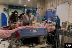 天津第一中心医院的医护人员在护理一名感染新冠的病人。(2022年12月28日)