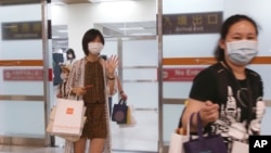 资料照:2020年7月7日,台北松江机场组织模拟外籍旅客到达台北进站的情景,以提高旅客顺利出关的步骤。