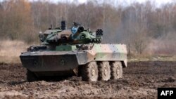 资料照片:法国陆军的一辆AMX 10 RC装甲战车在法国北部参加城市作战演练。(2012年11月29日)