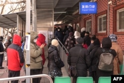 北京一家医院发热门诊外排长队的市民。(2022年12月14日)