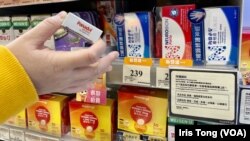 香港市面药物抢购潮愈演愈烈,特定品牌的退烧药缺货,同一品牌的止痛药都成为抢赚焦点 (美国之音/汤惠芸)