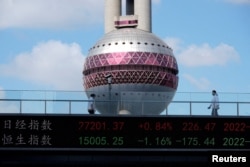 资料照:上海陆家嘴金融区的一块电子显示屏在显示即时股市信息。(2022年10月25日)