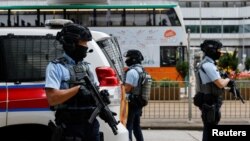 资料照:香港武装警察押解据信是运送香港壹传媒创办人黎智英的监狱车辆抵达香港高等法院。(2022年12月1日)