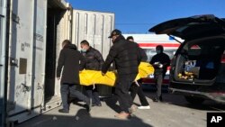 Một thi thể được được vào bảo quản trong container tại một lò hỏa táng ở Bắc Kinh vào ngày 17/12/2022.