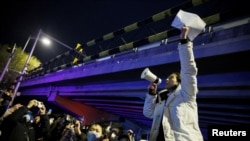 北京民众亮马桥下聚会抗议当局严厉的防疫政策。(路透社2022年11月28日)