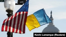 资料照:美国首都宾夕法尼亚大道上飘扬的美国和乌克兰国旗。