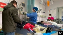 中国河北保定第二中心医院的医护人员正在护理病人。(2022年12月22日)