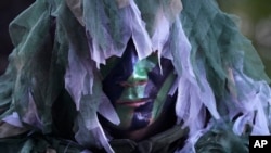 2022 年 11 月 29 日, “尤德·阿比亚斯”(Yudh Abhyas)演习中的一名印度陆军狙击手在丛林巷地形演习中就位。 (美联社照片)