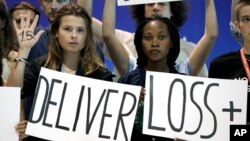 活动人士在2022年11月19日于埃及沙姆沙伊赫举行的第27届联合国气候峰会上鼓励世界领导人维持将升温限制在1.5摄氏度的政策,并为损失和损害提供赔偿。