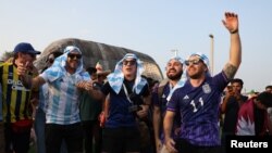 Fanatik Foutbòl nan Festival Ouveti Mondyal FIFA a nan Pak Al Bidda, Doha, Qatar, 19 Nov. 2022.