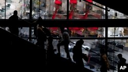 购物者黑色星期五在纽约一家耐克商店乘电梯上下(2022年11月25日)