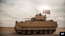 资料照片:美国布拉德利战车。