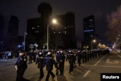 北京大批警察2022年11月28日抵达一个示威地点。(路透社)