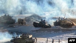 资料照:印度军方2021年2月16日发布的一张没有注明日期的照片显示,中国军队的士兵和坦克在拉达克中印边境实际控制线一带采取行动。