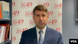 美国智库2049项目研究所高级主任易思安接受美国之音专访。(2022年11月30日,美国之音锺辰芳拍摄)