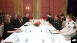 美国防长奥斯汀与中国防长魏凤和在柬埔寨暹粒举行会谈。(2022年11月22日)