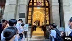 大批记者11月28日下午四时在香终审法院外,等候颁布英国御用大律师Tim Owen能否代表壹传媒创办人黎智英国安法案件抗辩的书面判辞 (美国之音/汤惠芸)