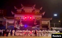 中国广东省广州市民举行反对政府防疫封控措施的抗议活动,大批防暴警察抵达抗议地点。(2022年11月30日)